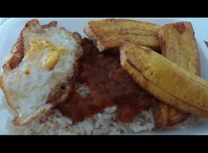 Una foto de Arroz a la cubana con plátano y huevo frito