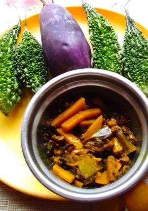 সব্জি দিয়ে করলার ঘ‍্যাঁট (Sabji diye korolar sabji recipe in Bengali) রেসিপির প্রধান ছবি