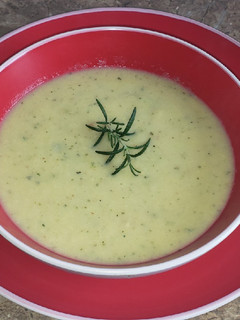 Una foto de Crema simple de calabacín