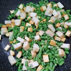A picture of Chinese stir-fry fish cakes dry beancurd with long beans 魚片豆乾炒長豆.