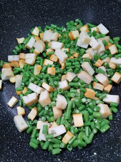 A picture of Chinese stir-fry fish cakes dry beancurd with long beans 魚片豆乾炒長豆.