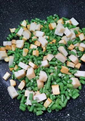 A picture of Chinese stir-fry fish cakes dry beancurd with long beans 魚片豆乾炒長豆.