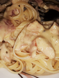 Una foto de Tallarines con pollo "carbonara" a mi manera