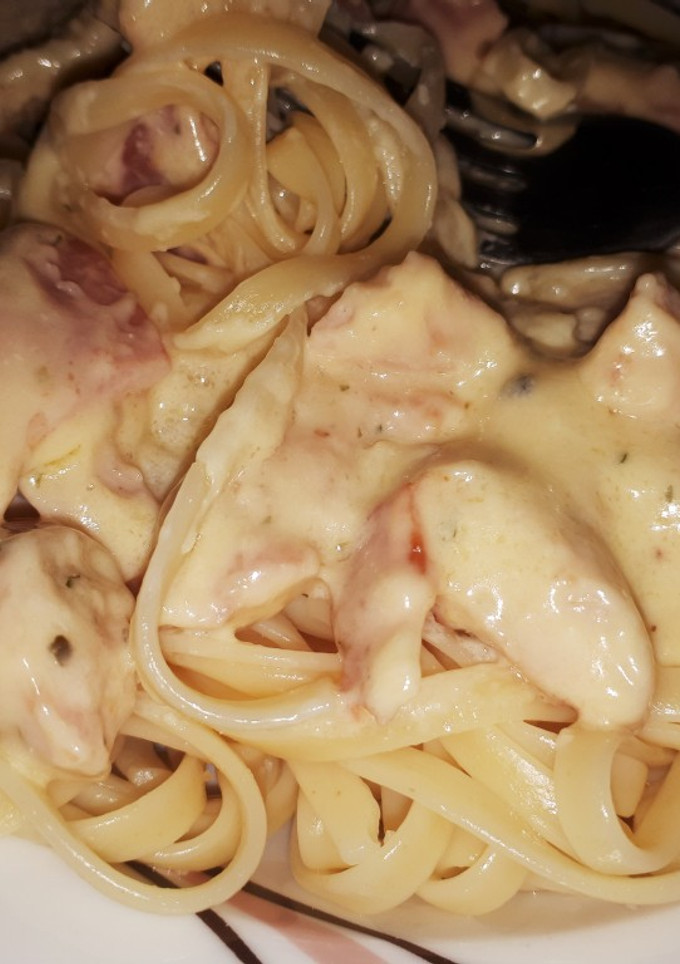 Una foto de Tallarines con pollo "carbonara" a mi manera