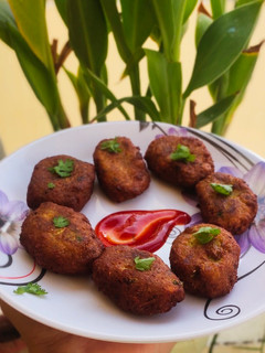 लौकी प्याज़ के कटलेट्स (lauki pyaz ke cutlets recipe in Hindi) रेसिपी मुख्य फोटो