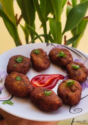 लौकी प्याज़ के कटलेट्स (lauki pyaz ke cutlets recipe in Hindi) रेसिपी मुख्य फोटो