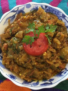 स्वादिष्ट चटपटा बैगन का भरता (Swadisht chatpata baingan ka bharta (bina bhune) recipe in Hindi) रेसिपी मुख्य फोटो