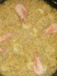 Una foto de Arroz con gambas
