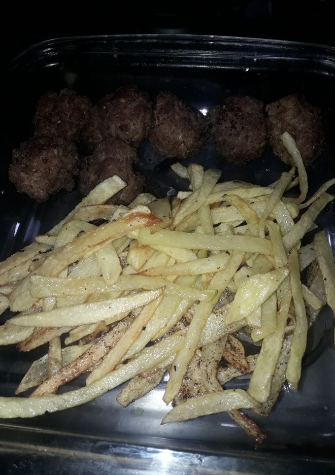 Una foto de Albóndigas con papá y salsa blanca