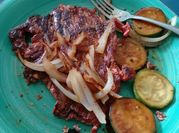 Una foto de bistec con vegetales