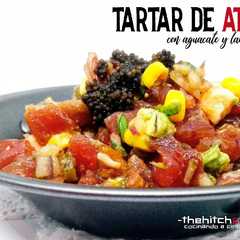 Una foto de Tartar de atún con aguacate y langostinos