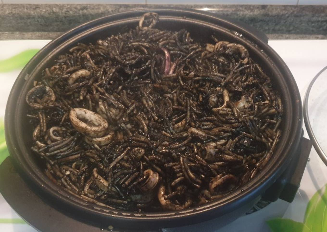 Fideuá negra con alioli