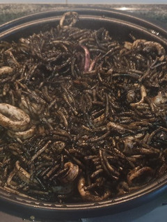 Una foto de Fideuá negra con alioli