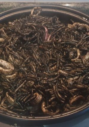 Una foto de Fideuá negra con alioli