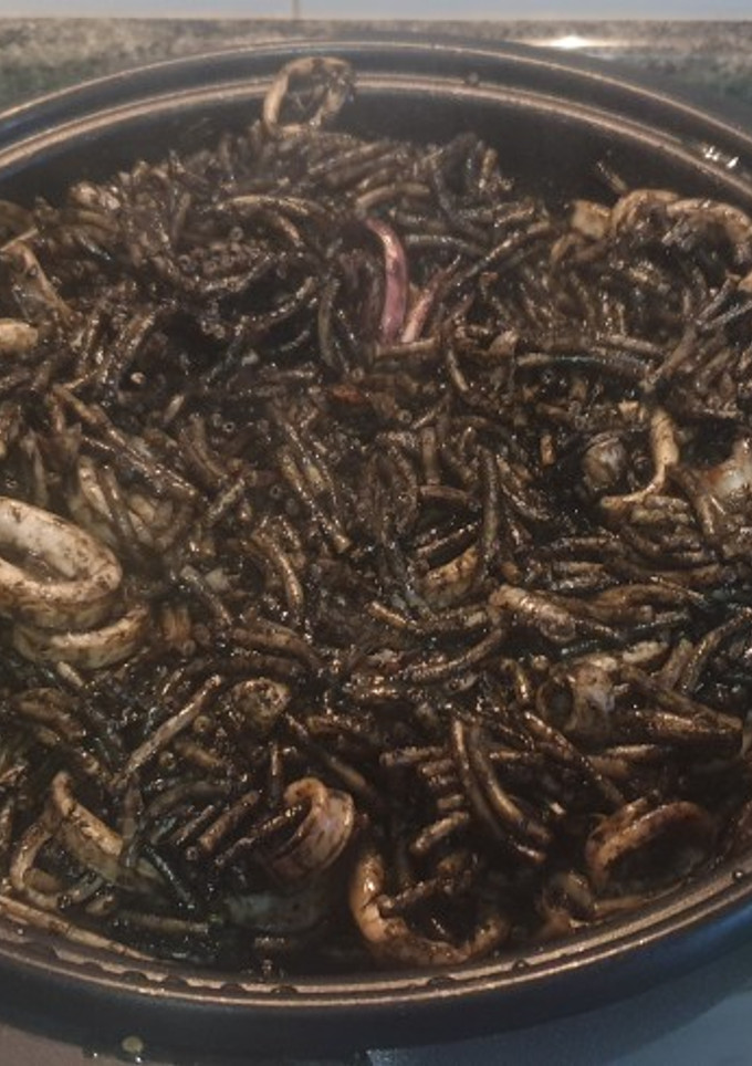 Una foto de Fideuá negra con alioli