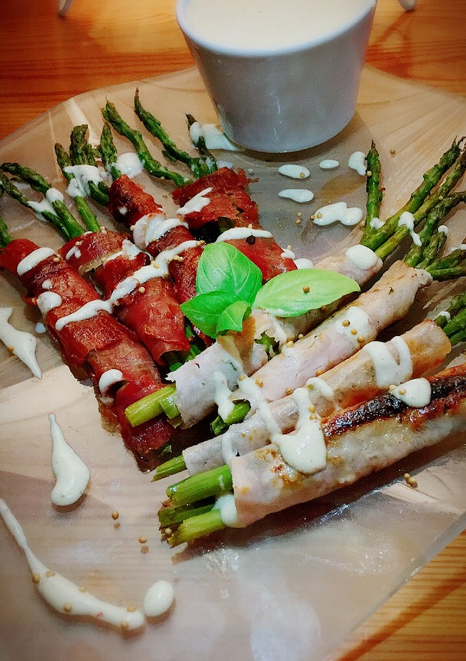 Una foto de Espárragos asados con jamón y pavo + salsa de mostaza y albahaca