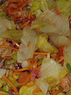Una foto de Ensalada primavera fácil y económica, con atún