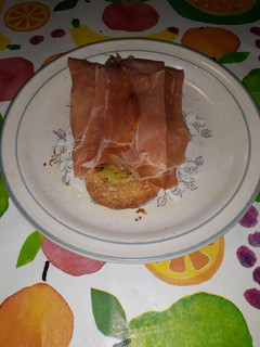 Una foto de Tostada de jamón serrano con esnacks de jengibre al ajo y perej