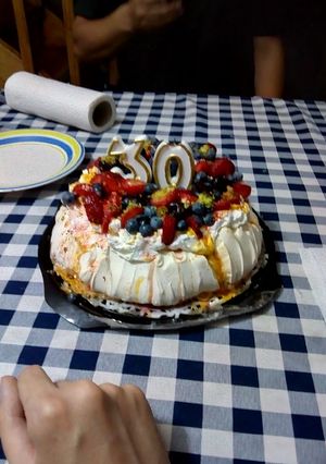 Una foto de Pavlova de maracuyá