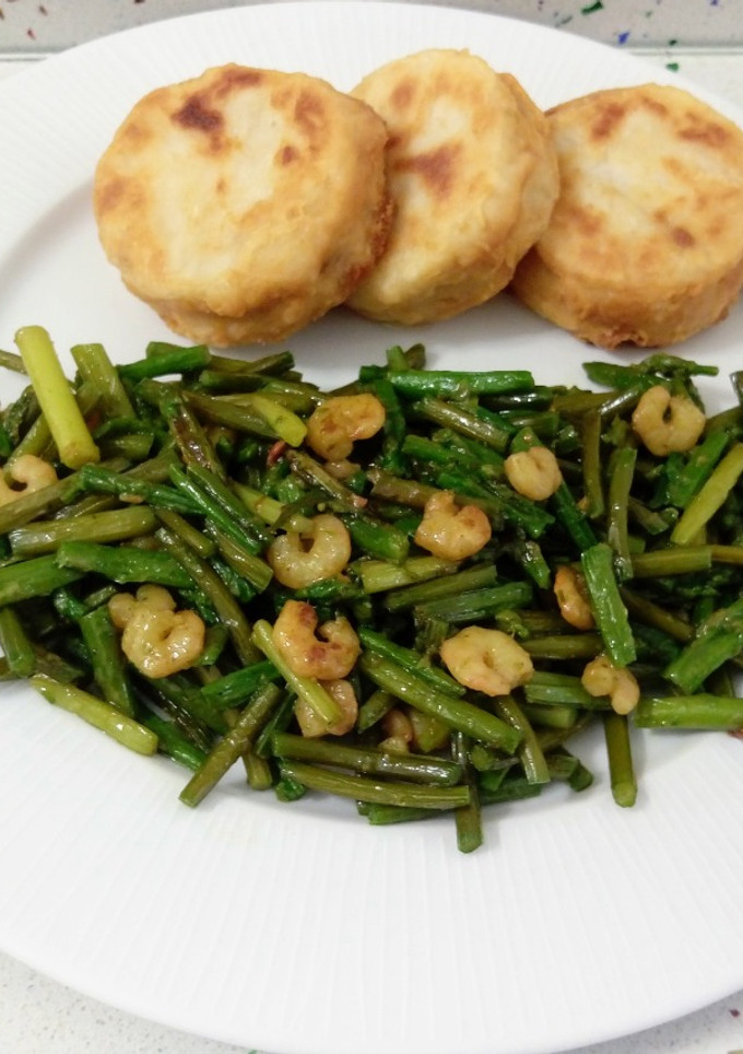 Una foto de Medallones de merluza frita con salteado de espárragos y ajetes con gambas