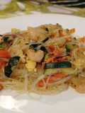 Vermicelli di Riso alle Verdure con Frittatina, Gamberetti e Salsa di Soia