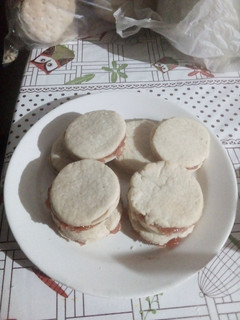 Una foto de Alfajores de limón relleno con dulce de membrillo