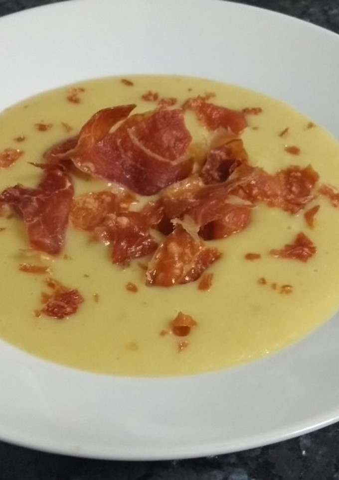 Una foto de Crema de puerros con crujiente de jamón