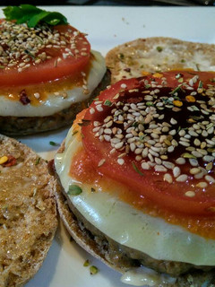 Una foto de HAMBURGUESAS De Pollo al Salmorejo con Pan Pita...!