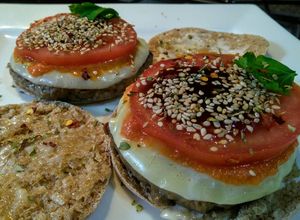 Una foto de HAMBURGUESAS De Pollo al Salmorejo con Pan Pita...!