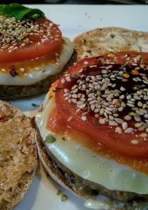 Una foto de HAMBURGUESAS De Pollo al Salmorejo con Pan Pita...!