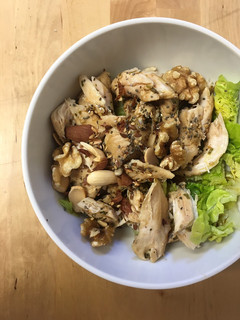 Una foto de Ensalada de pollo y frutos secos