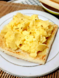 Foto resep Cheezy Scramble Egg (+ Toast)