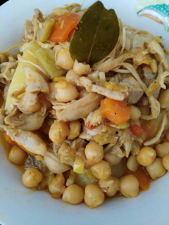 Una foto de Ropa vieja de garbanzos con pollo verduras y papas