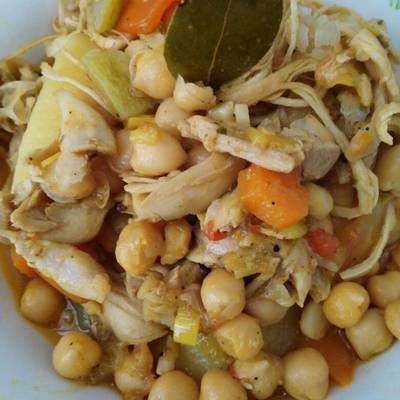 Ropa vieja de garbanzos con pollo verduras y papas Receta de AMY Con Sus  Recetas Tradicionales Modernas y Naturales)- Cookpad