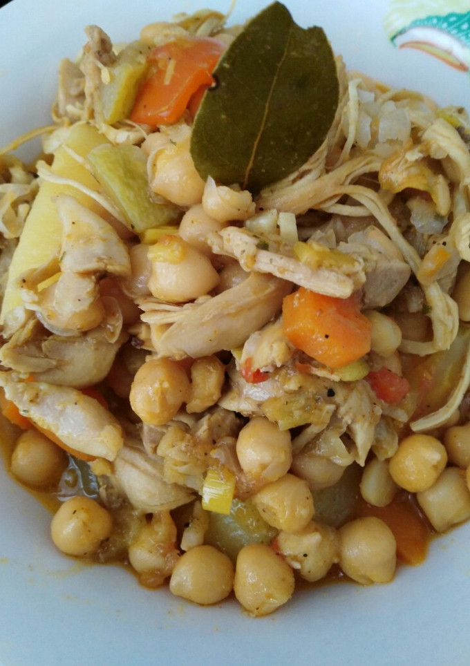 Una foto de Ropa vieja de garbanzos con pollo verduras y papas