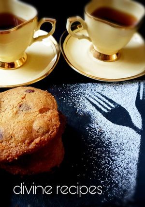 A picture of Eggless chocochip cookies.