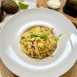 Espaguetis integrales cremosos de pollo y aguacate estilo carbonara