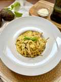 Espaguetis integrales cremosos de pollo y aguacate estilo carbonara