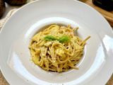 Espaguetis integrales cremosos de pollo y aguacate estilo carbonara
