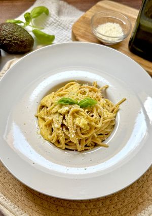 Una foto de Espaguetis integrales cremosos de pollo y aguacate estilo carbonara