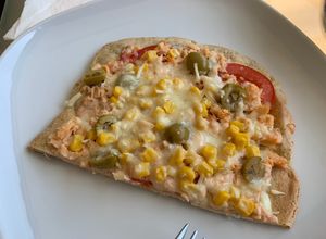Una foto de Pizza fit integral con base de yogur