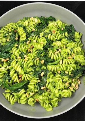 Une photo de Assiette monochrome. fusilli au Pesto de courgettes
