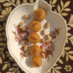 A picture of Cornflakes ladoo.