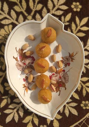 A picture of Cornflakes ladoo.