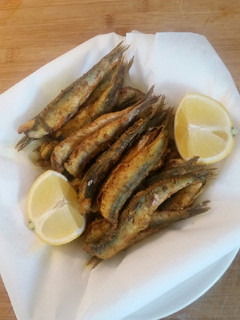 Una foto de Boquerones fritos con cúrcuma y limón