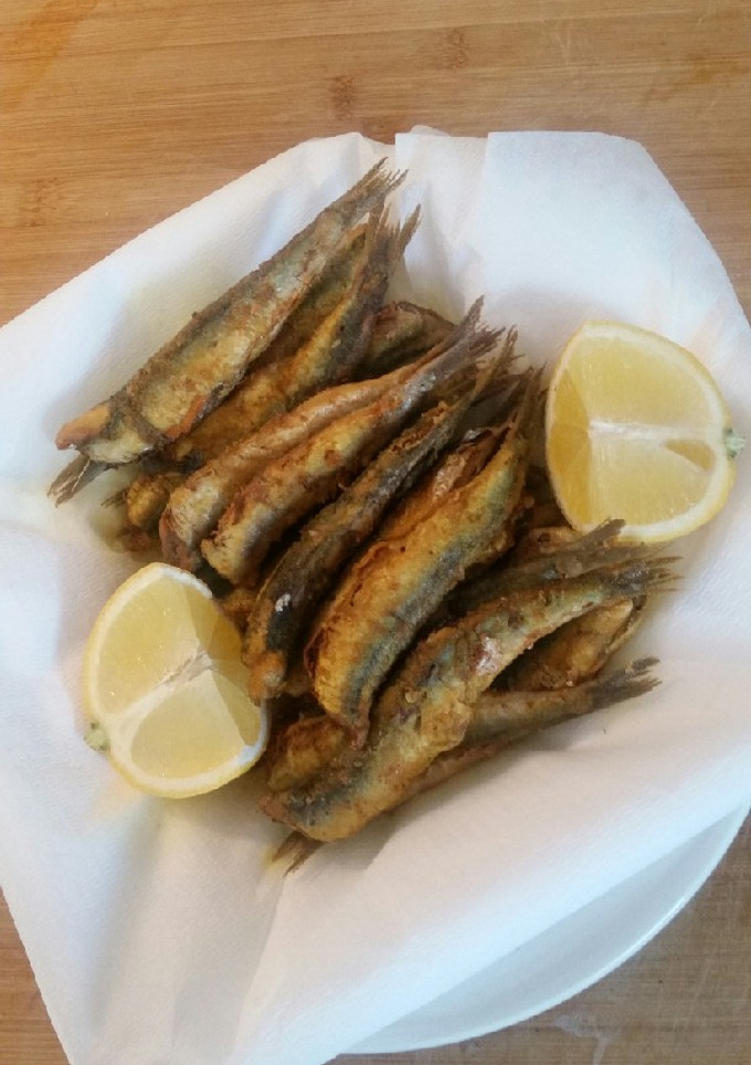 Una foto de Boquerones fritos con cúrcuma y limón