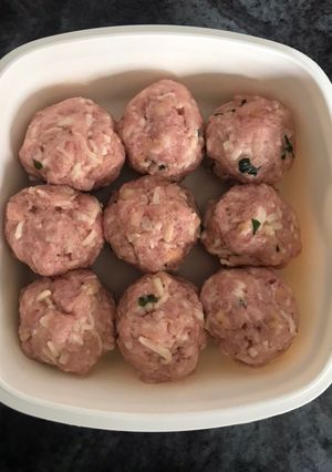 Una foto de Mini hamburguesitas de carne y queso mozzarella. (Cuatro ingredientes)