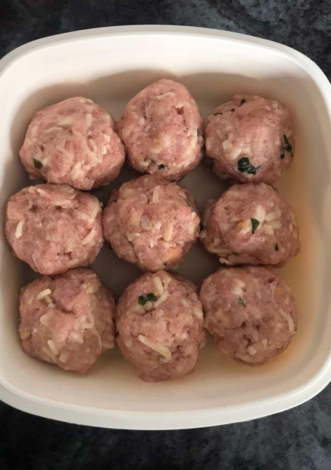 Una foto de Mini hamburguesitas de carne y queso mozzarella. (Cuatro ingredientes)