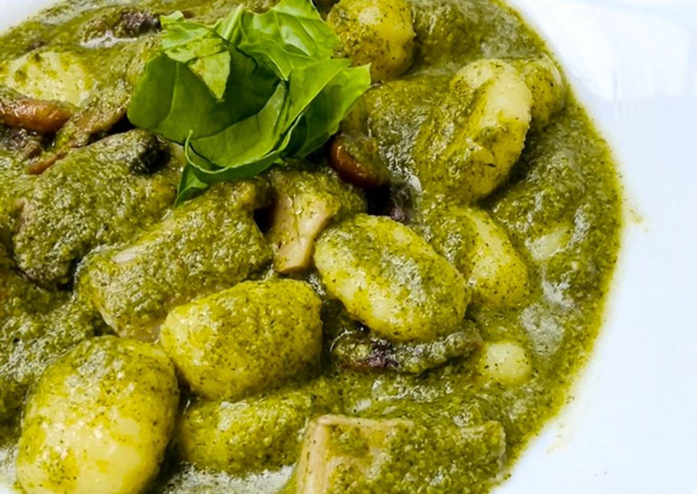 Gnocchi con salsa de espinacas y setas 🥬🍄
