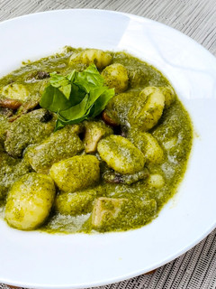 Una foto de Gnocchi con salsa de espinacas y setas 🥬🍄
